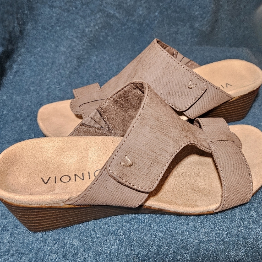 Vionic Regina Sandal Adjustable Wedge Slide Size 6 Like New Taupe Color - Picture 9 of 12